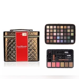 Macy’s Gold Travel Wardrobe Ultimate Makeup Case
New without red tag. BRAND NEW!